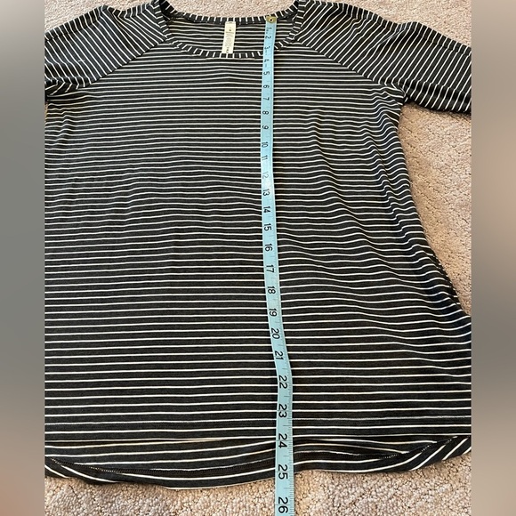 Lululemon Emerald Long Sleeve Modern Stripe Tee, Heathered Black/White, Size 6 - Picture 8 of 15